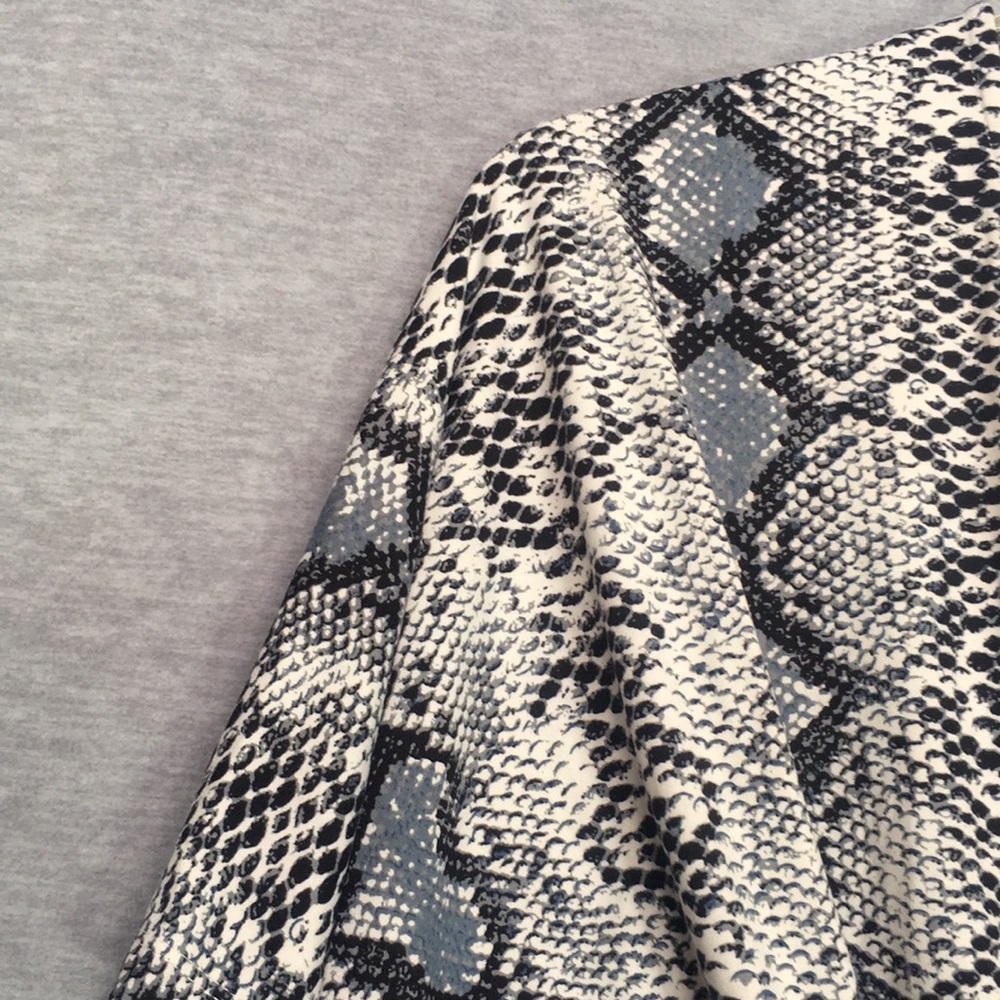 CAPELLA NWT Super Soft and Stretchy V Neck Romper Snakeskin Design and Tie Belt - Picture 8 of 16